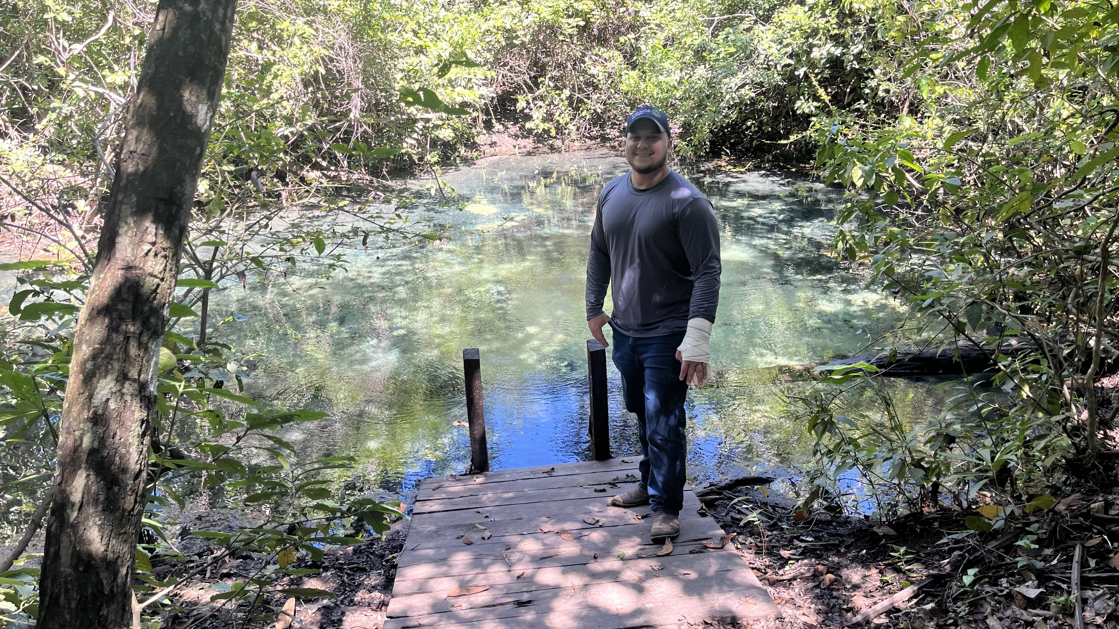 Lucas Schmitt em vistoria ambiental junto a um recurso hídrico